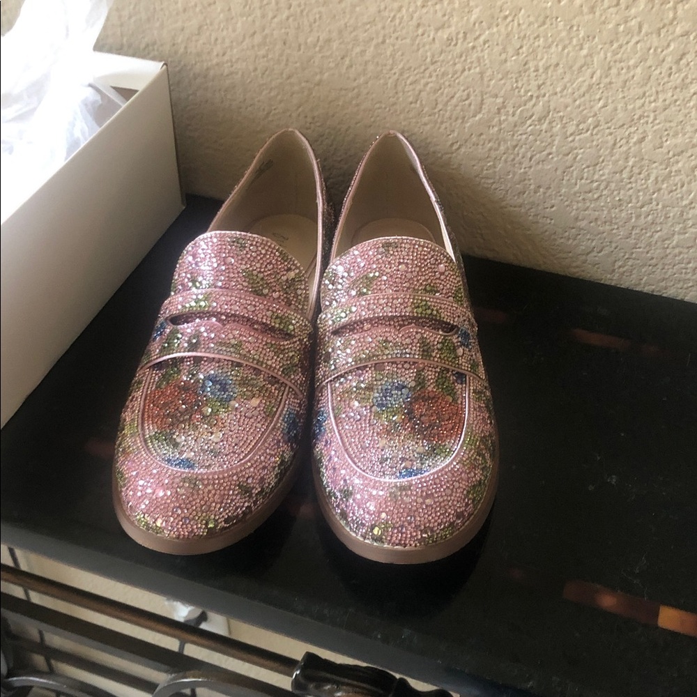 Rare Discontinued Floral Pink Aron Loafers.
Not just a shoe, but a hit everytime
